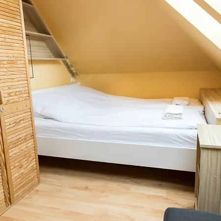 Przy Deptaku Z Miejscem Parkingowym