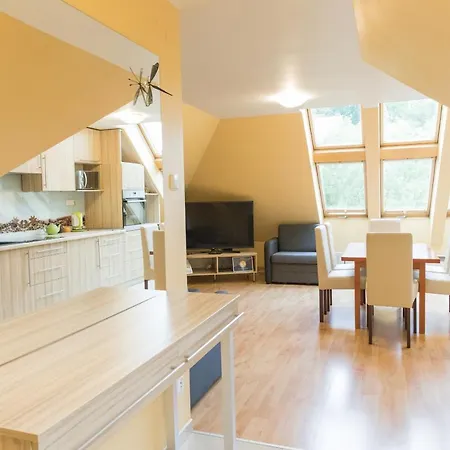 Przy Deptaku Z Miejscem Parkingowym *