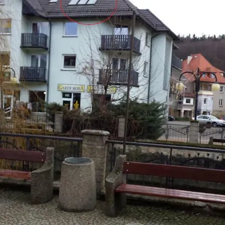 Przy Deptaku Z Miejscem Parkingowym