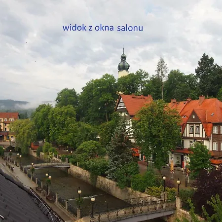 Przy Deptaku Z Miejscem Parkingowym