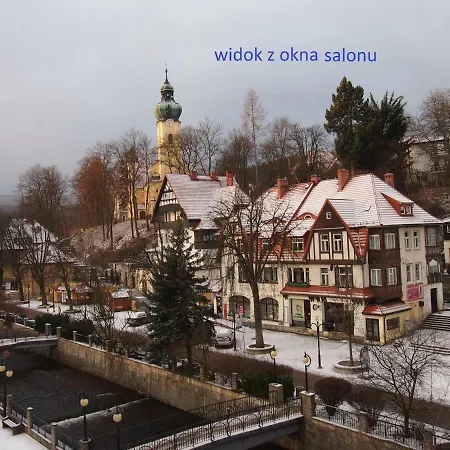 Przy Deptaku Z Miejscem Parkingowym 폴라니카-즈루이