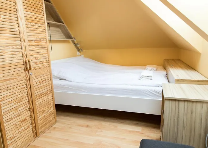 Przy Deptaku Z Miejscem Parkingowym