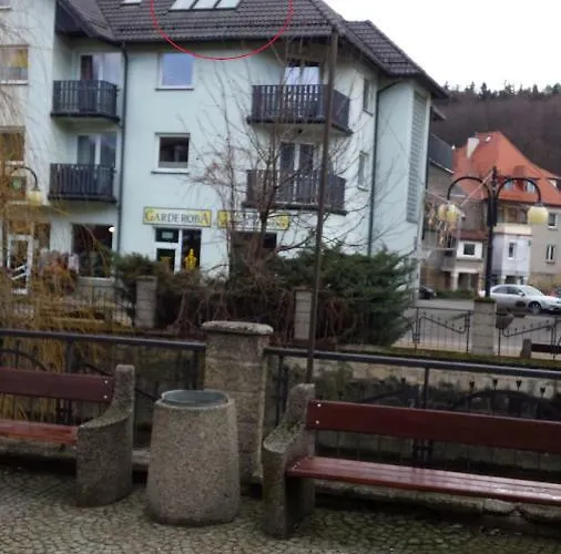 Przy Deptaku Z Miejscem Parkingowym