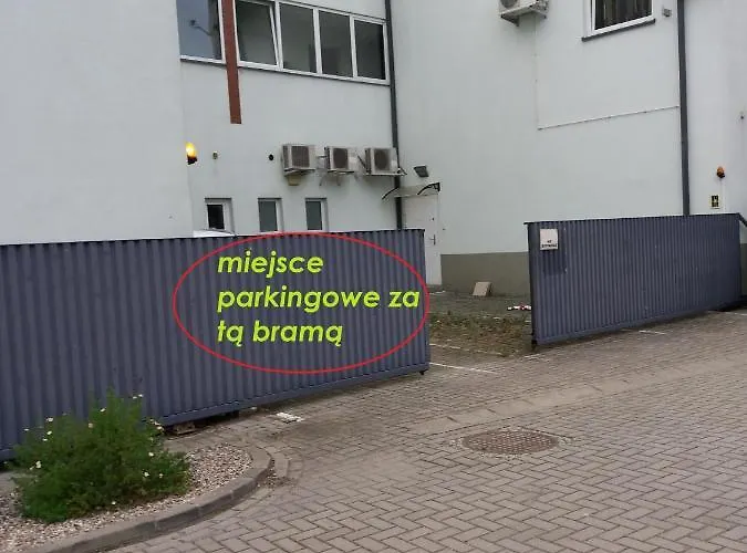 Przy Deptaku Z Miejscem Parkingowym Polanica-Zdrój