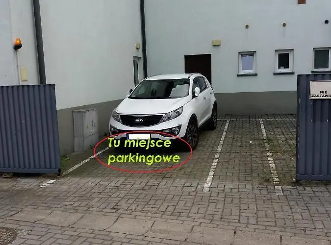 Przy Deptaku Z Miejscem Parkingowym *